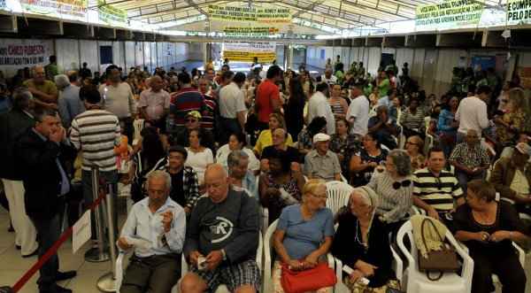 Legalização é reivindicação antiga da comunidade que levantou cedo e lotou a escola da vila na manhã de ontem