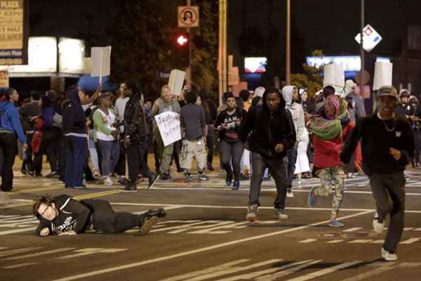 Cerca de 200 manifestantes concentraram-se em um parque do histórico bairro negro de Los Angeles