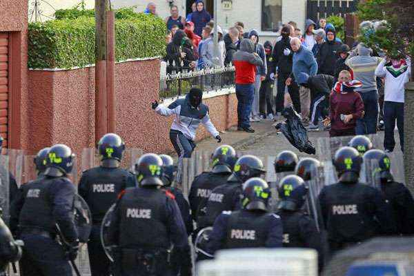 Cerca de 600 policiais ingleses foram deslocados para a província nos últimos dias para a tradicional passeata organizada todo 12 de julho em Belfast pela Ordem Protestante de Orange