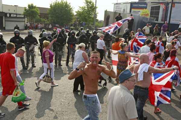 Marchas protestantes são tradicionalmente organizadas de abril a agosto na Irlanda do Norte. Confrontos são registrados todos os anos