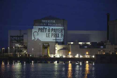 A bandeira com uma foto do presidente francês François Hollande é exibida por ativistas do Greenpeace no local da instalação da energia nuclear em Tricastin, no sul da França