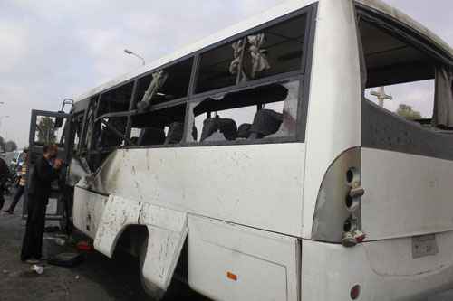 Pessoas inspecionam um ônibus depois que ele foi atingido por granadas na cidade de El Arish, no Sinai