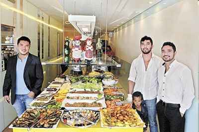 Os irmãos Fernando, Renato e Gustavo estão à frente dos restaurantes montados pelos pais