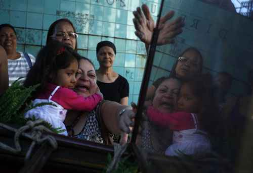 Fiéis olham o ícone de Nossa Senhora durante a chegada à favela do Vidigal, no Rio de Janeiro