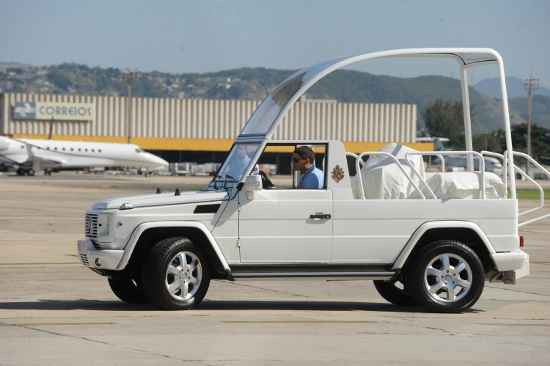 Avião da FAB pousou na Base Aérea do Galeão trazendo os veículos que serão usados pelo Papa Francisco durante visita ao Brasil