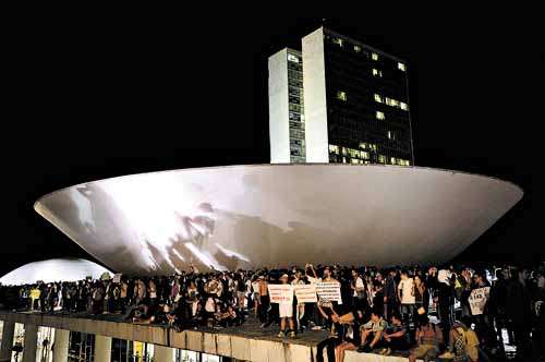 Manifestantes na marquise do Congresso: reação modesta dos governantes