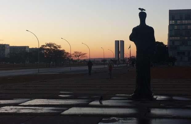 O dia terá períodos de céu nublado e com névoa seca