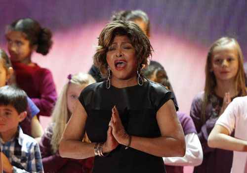 Tina Turner canta durante a gala de caridade 