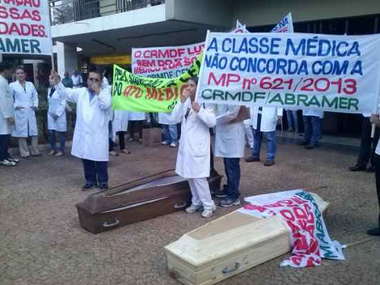 Médicos usam caixões, faixas e apitos em manifestação em frente ao Hospital Sarah Kubitschek