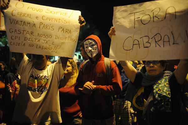 Manifestantes da Rocinha se unem ao grupo que protesta em frente a casa de Cabral