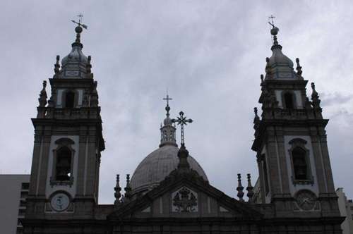 Centenas de pessoas participaram de uma missa na igreja, que fica no centro do Rio, na manhã desta sexta-feira (19/7)