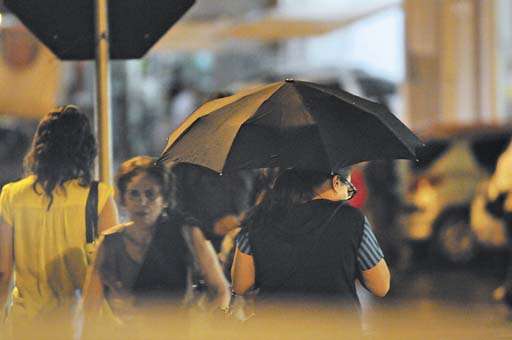 Em Águas Claras, a precipitação foi um pouco mais forte e forçou os moradores a recorrerem aos guarda-chuvas