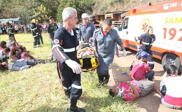 O acidente aconteceu no Bairro Castanheira, na região Leste da capital. De acordo com os Bombeiros, uma pessoa morreu e cerca de 30 ficaram feridas