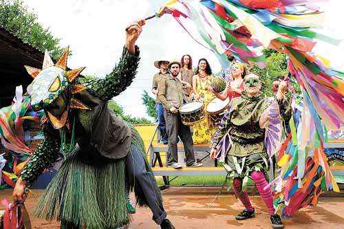 Evento voltado à cultura tradicional, na Chapada dos Veadeiros, terá show de Lenine, amanhã. Programação vai até sábado