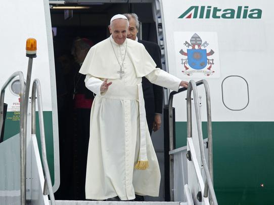 Papa Francisco desembarca no aeroporto do Galeão, no Rio de Janeiro