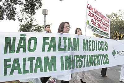 Protesto feito por profissionais de medicina na W3 Sul, na semana passada, contra as novas regras anunciadas pelo governo e os vetos ao Ato Médico