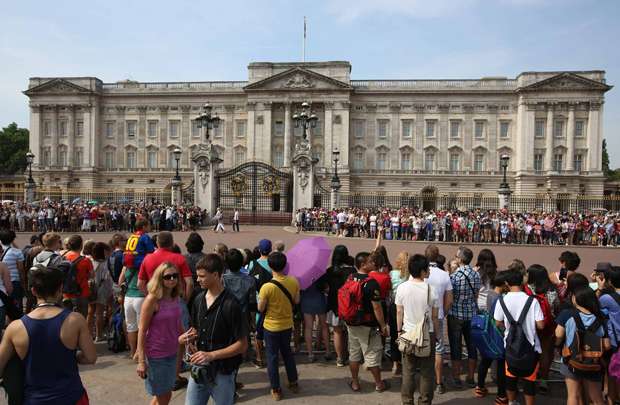 Multidões esperam a troca da guarda no Palácio de Buckingham, depois de Catherine, duquesa de Cambridge entrou em um hospital da cidade, em Londres