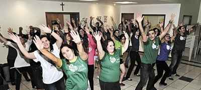 A publicitária Priscila Alvim (à esquerda em primeiro plano) seguiu para o Rio com 200 colegas da Igreja Nossa Senhora de Guadalupe, na Asa Sul