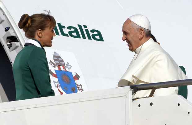 Papa é recebido por membros da tripulação em avião que vai viajar até o Rio de Janeiro. O pontífice deve desembarcar na capital carioca às 16h