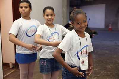 Durante as férias, elas têm aulas no Teatro Nacional como parte do projeto 