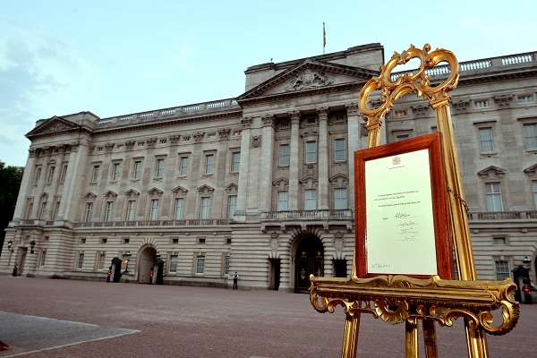 O primeiro sinal de que o bebê chegou ao mundo foi a saída da maternidade de um agente com uma carta, que foi sob escolta policial ao palácio de Buckingham, a residência londrina da rainha