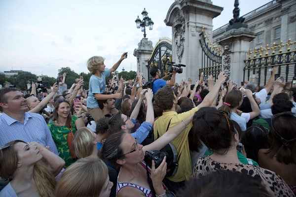 Algumas centenas de pessoas estavam diante do Palácio de Buckingham para celebrar o momento