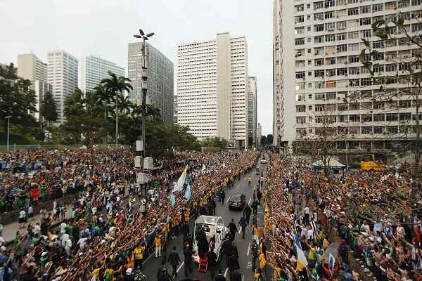 A multidão que se aglomerou nas avenidas do Rio acabou atrapalhando um pouco a segurança do pontífice