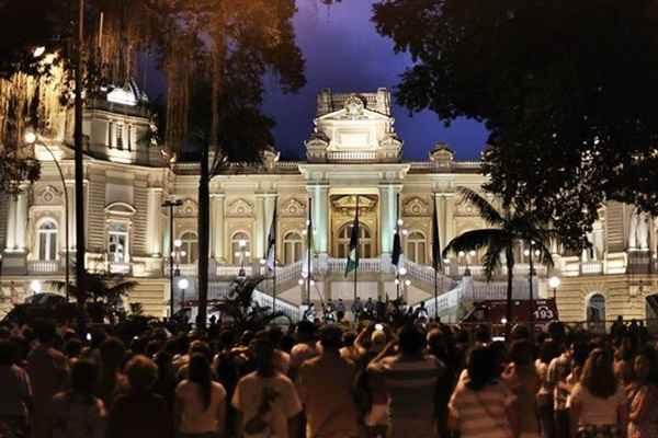 PMs fazem uma barreira para impedir a aproximação de manifestantes onde aconteceu o encontro entre o Papa Francisco