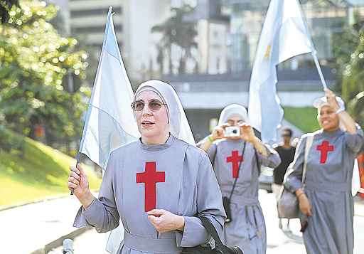 Freiras da Argentina saúdam o chefe da Igreja Católica no primeiro dia de visita ao Brasil