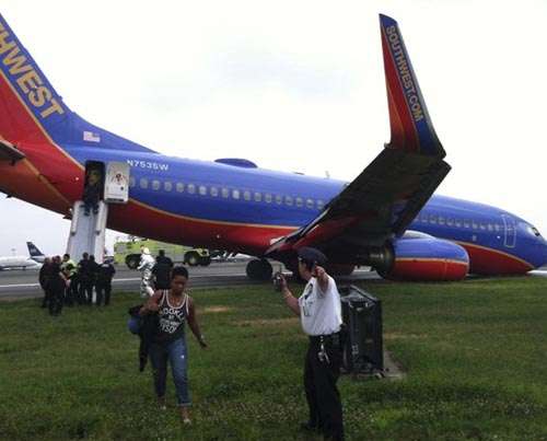 Imagem mostra pessoas sendo retiradas do avião logo após o acidente