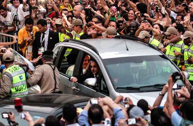 Papa Francisco sai de carro aberto da Catedral de São Sebastião e cumprimenta os fiéis na Cinelândia, centro do Rio de Janeiro