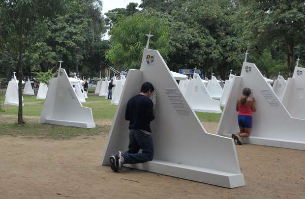 Com o início oficial da JMJ a Quinta da Boa Vista, em São Cristóvão, zona norte do Rio, ganhou os tons do evento com a Feira Vocacional. O mau tempo não afastou os milhares de peregrinos que estiveram no parque na manhã desta terça-feira. Eles encontraram 50 confessionários, estandes vocacionais, uma tenda acústica, uma parede de escalada e tirolesa