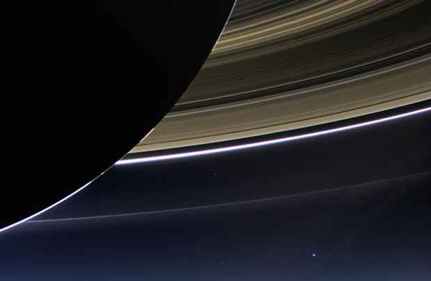 Imagem obtida pela câmera da sonda Cassini da Nasa mostra os anéis de Saturno, o planeta Terra e lua