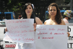 Manifestantes carregam cartazes durante protesto no centro