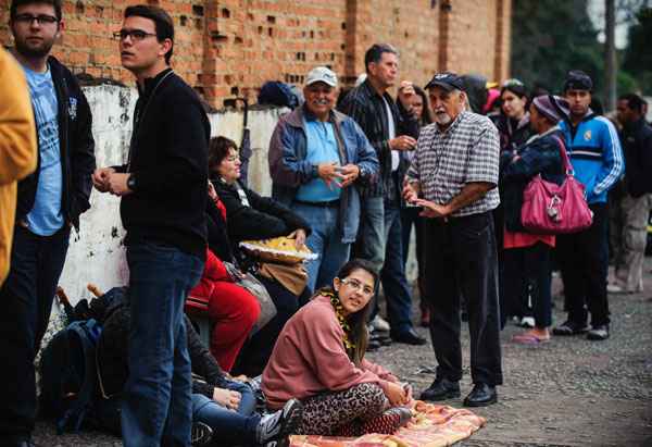 Desde cedo fiéis formaram filas pela senha da missa