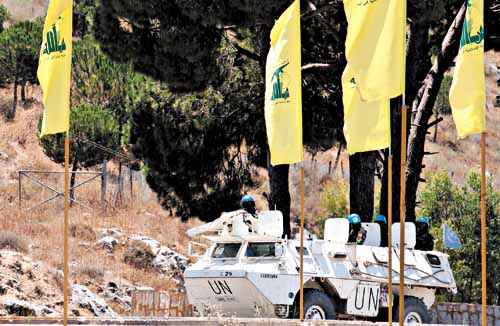 Blindado da ONU passa por bandeiras do Hezbollah no sul do Líbano