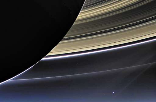 A Terra (ponto brilhante à direita) foi fotografada por sonda espacial entre os anéis de Saturno: registro histórico