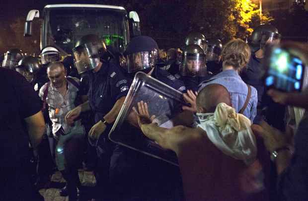 Policiais entram em confronto com manifestantes fora do prédio do Parlamento em Sofia