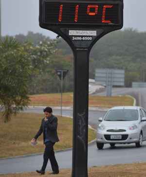 A capital federal amanhece nublada e fria. A temperatura máxima prevista de 23 °C e a mínima de 12°C. A umidade relativa do ar vai ficar entre 95% e 45%. De acordo com o Instituto Nacional de Meteorologia (Inmet) há possibilidade de chuviscos durante o dia