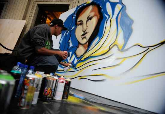 Grafiteiros mostram seu talento na entrada do Palácio Tiradentes, centro da cidade