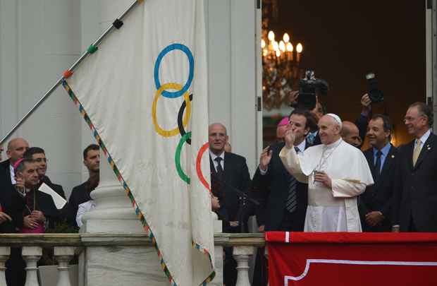 O papa Francisco abençoa a bandeira olímpica antes dos Jogos Olímpicos Rio 2016, no Palácio da Cidade, no Rio de Janeiro