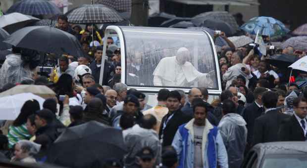 Papa distribuiu bençãos e ficou bem perto de fiéis