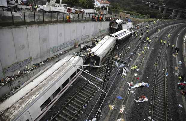 Equipes de resgate percorrem os destroços do acidente de trem perto de Santiago de Compostela, no noroeste da Espanha