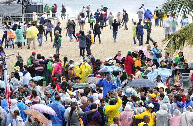 Peregrinos começam a chega para encontro com o papa em Copacabana