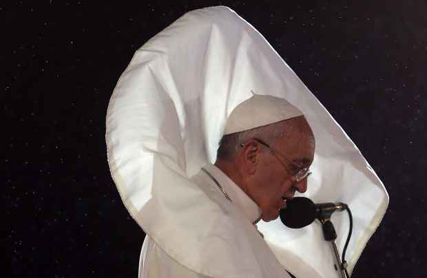 Papa Francisco discursa para os fiéis católicos na praia de Copacabana, no Rio de Janeiro