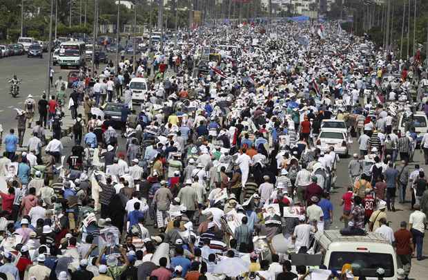 Irmandade Muçulmana e partidários do deposto presidente egípcio, Mohamed Morsy participam de protesto no Cairo