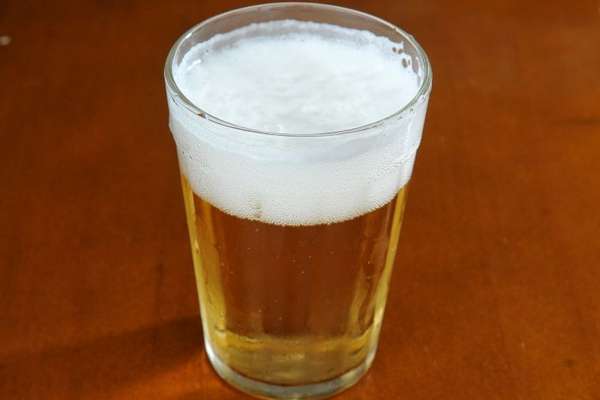 Atualmente, para ser considerada cerveja, a bebida precisa ter, no mínimo, 55% de cevada maltada e adição de lúpulo na fórmula