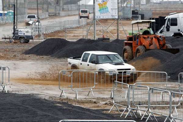 Chuva ininterrupta transformou a área em um imenso lamaçal, forçando na última hora a transferência dos eventos para a Praia de Copacabana