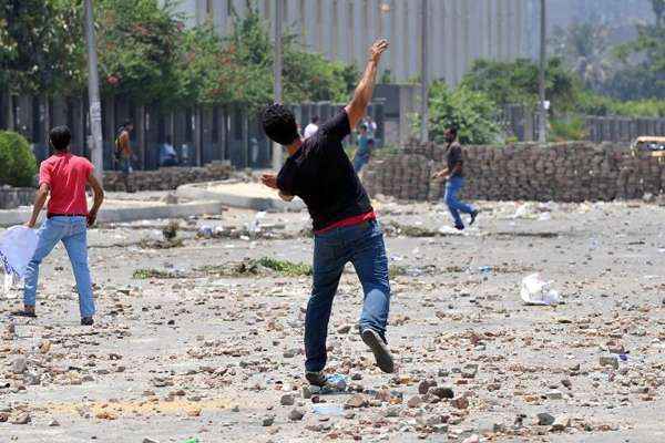 Confrontos explodiram perto de mesquita quando partidários do presidente deposto tentaram bloquear a estrada que leva ao aeroporto do Cairo