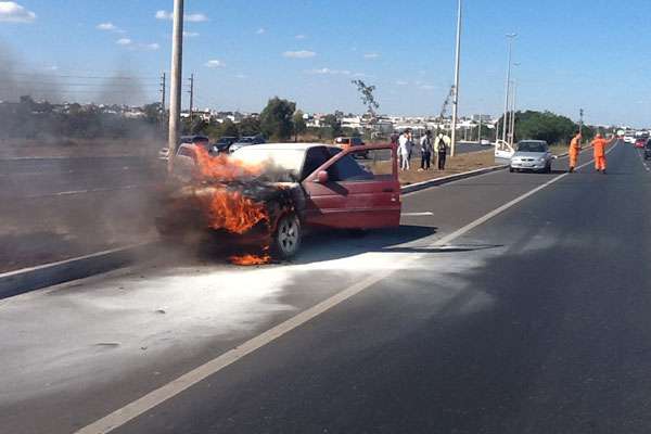 A suspeita é que o motor do veículo tenha superaquecido, fazendo com que as chamas rapidamente se alastrassem pelo capô